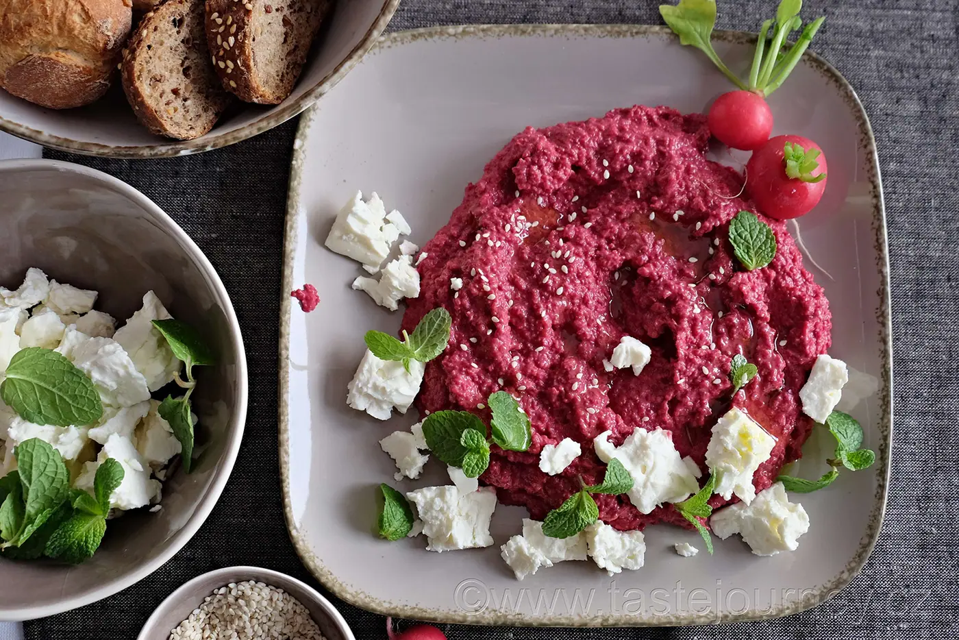 Hummus se zapečenou červenou řepou se sýrem feta a čerstvou mátou překoná vaše očekávání