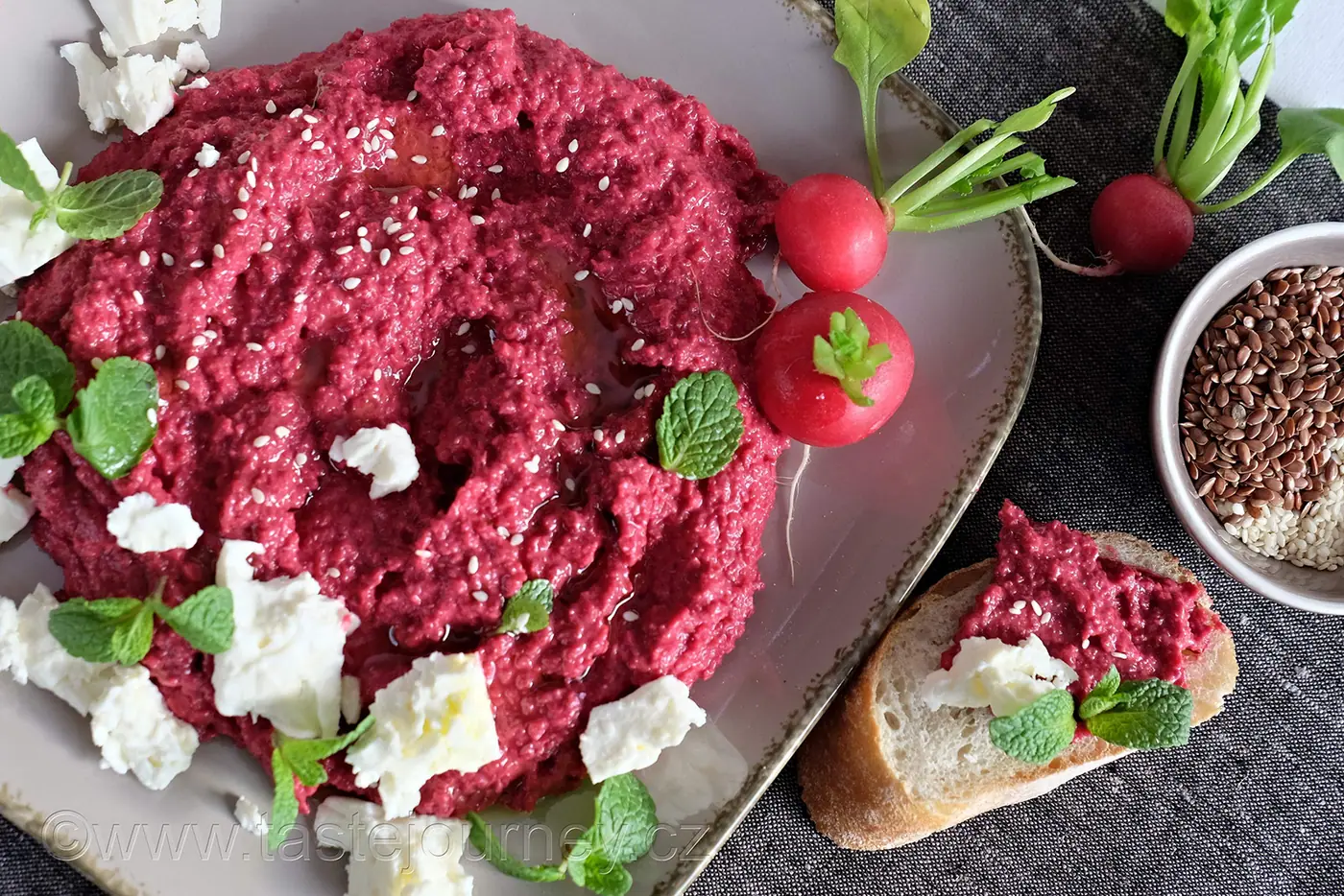 Hummus se zapečenou červenou řepou se sýrem feta a čerstvou mátou překoná vaše očekávání – fotografie 2