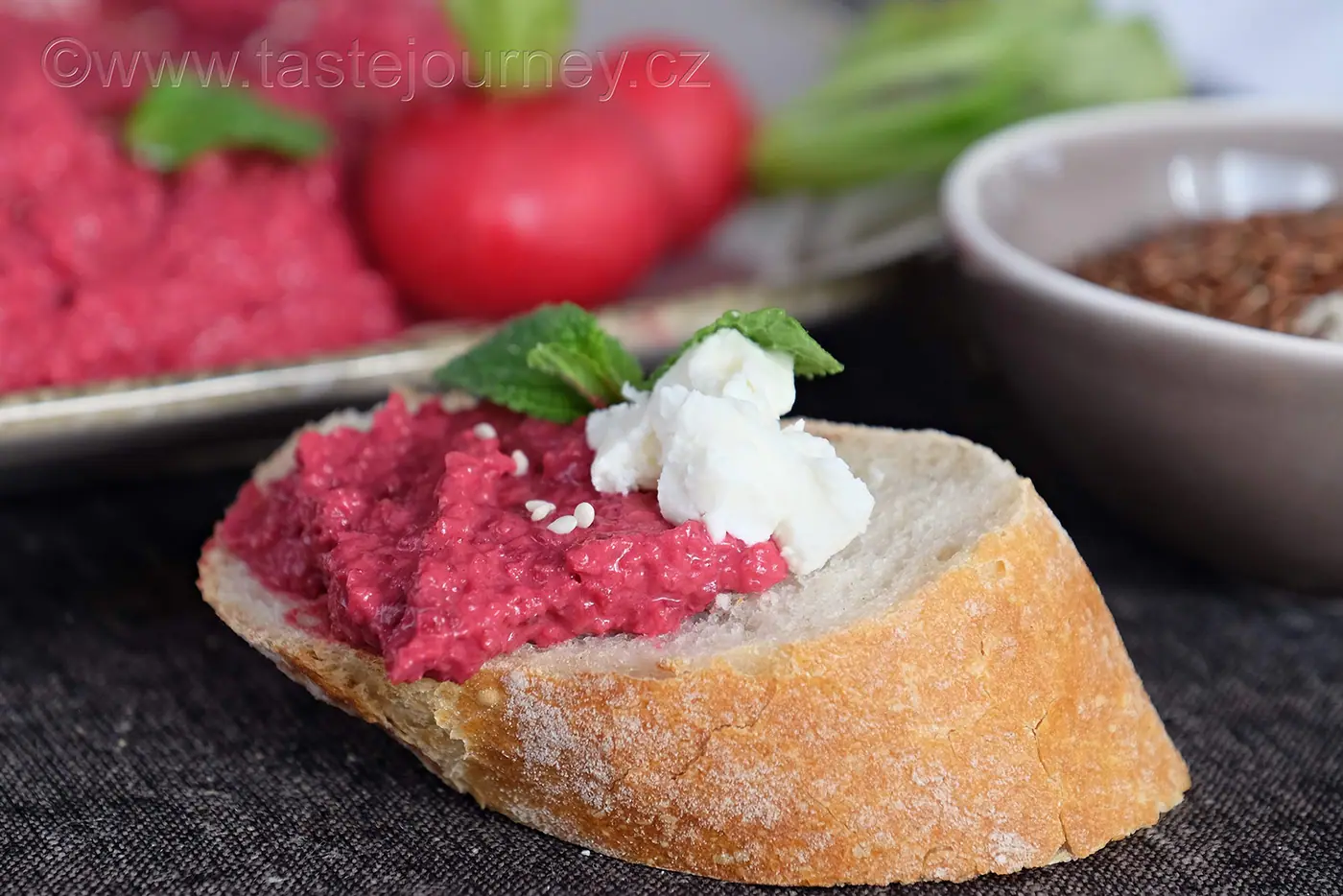 Hummus se zapečenou červenou řepou se sýrem feta a čerstvou mátou překoná vaše očekávání – fotografie 4