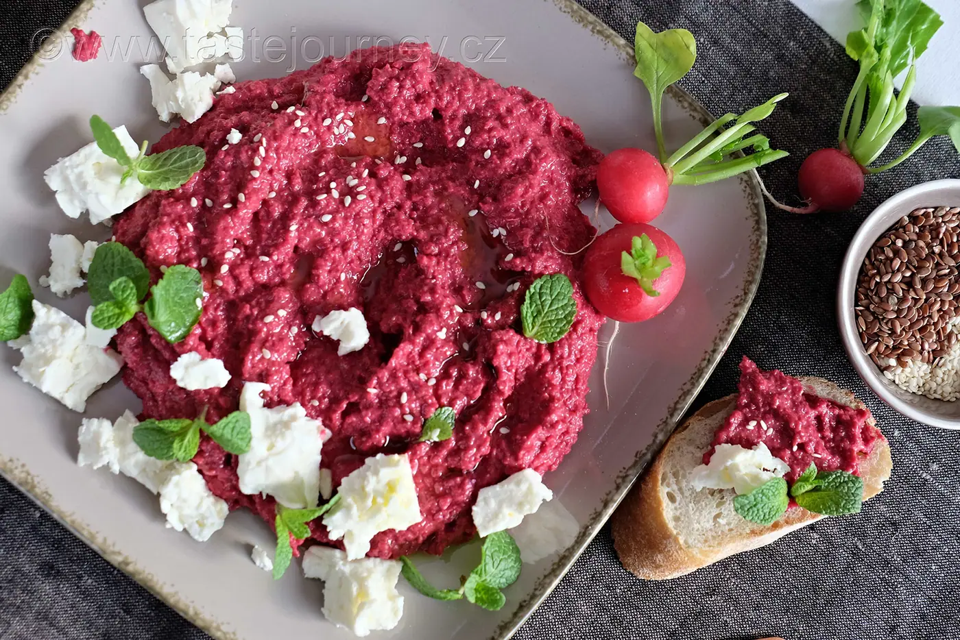 Hummus se zapečenou červenou řepou se sýrem feta a čerstvou mátou překoná vaše očekávání – fotografie 5
