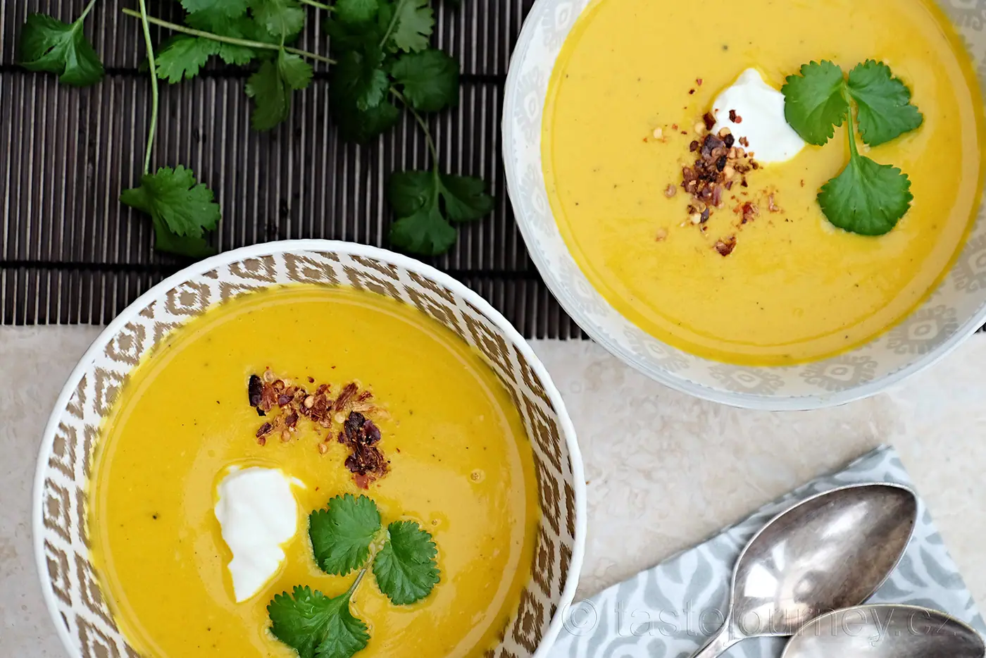 Indická pikantní dýňová polévka s kurkumou a zázvorem. Voňavá dietní a zahřívací záležitost.
