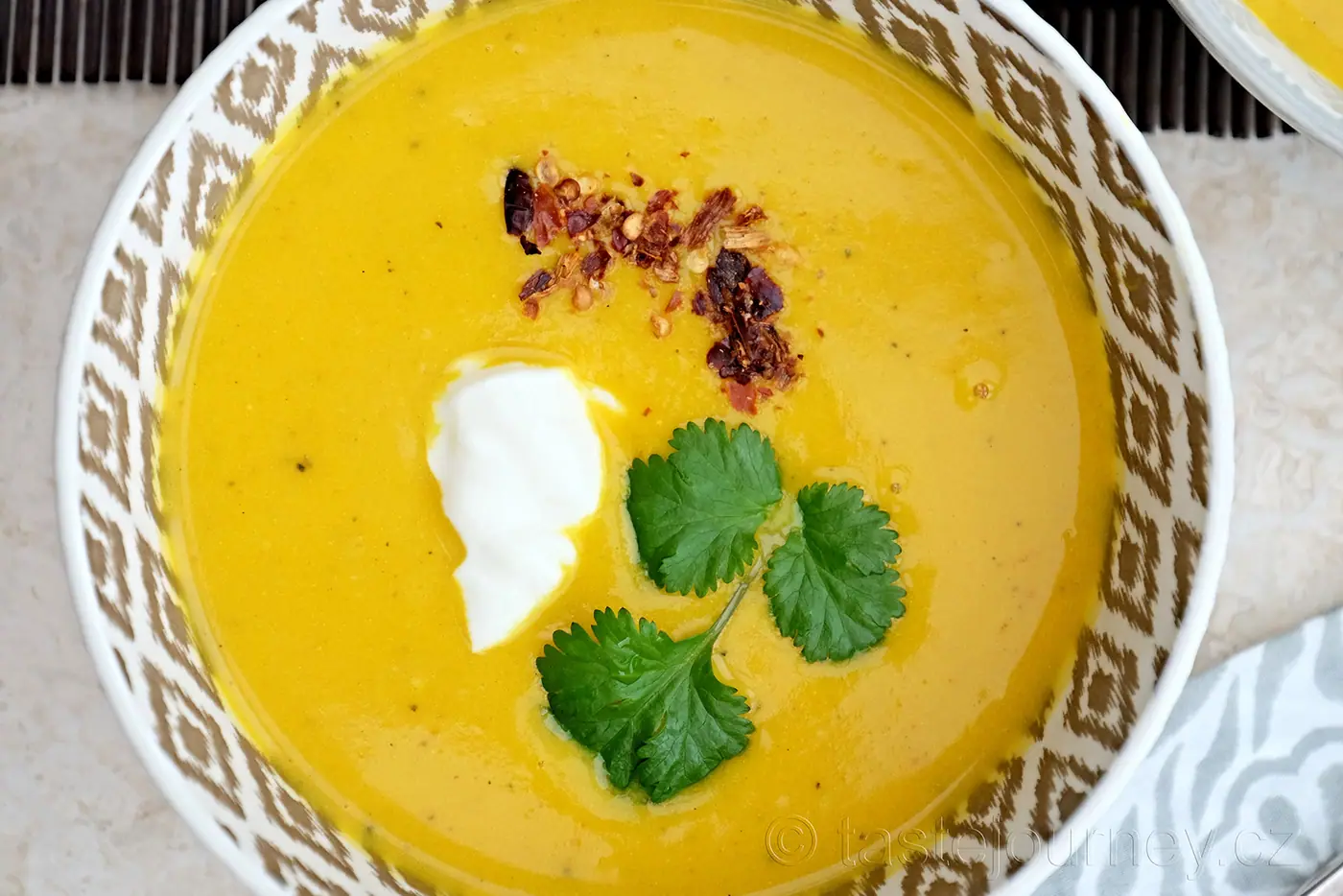 Indická pikantní dýňová polévka s kurkumou a zázvorem. Voňavá dietní a zahřívací záležitost. – fotografie 2