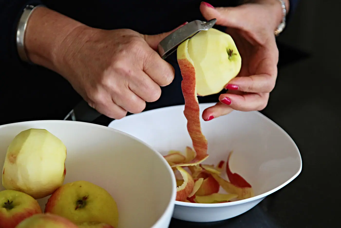Jablka a slaný karamel. Tarte Tatin je francouzský koláč postavený na hlavu – fotografie 2