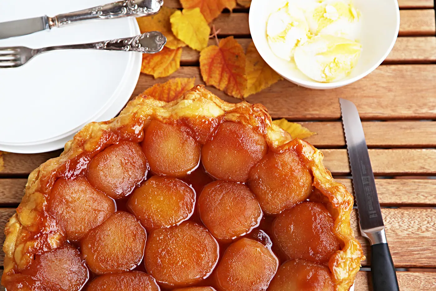 Jablka a slaný karamel. Tarte Tatin je francouzský koláč postavený na hlavu – fotografie 4
