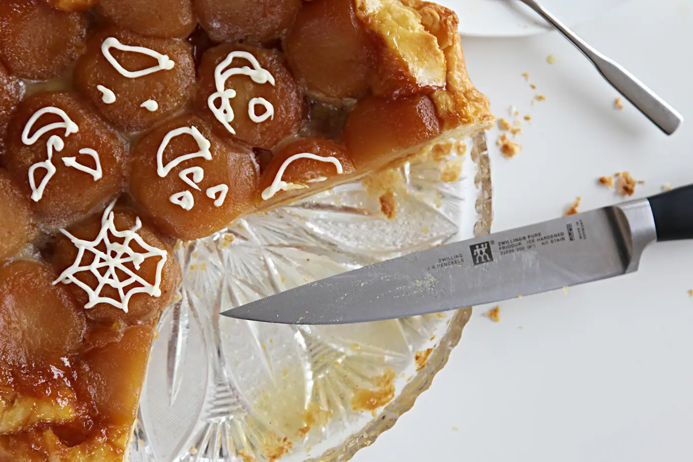 Jablka a slaný karamel. Tarte Tatin je francouzský koláč postavený na hlavu – fotografie 9