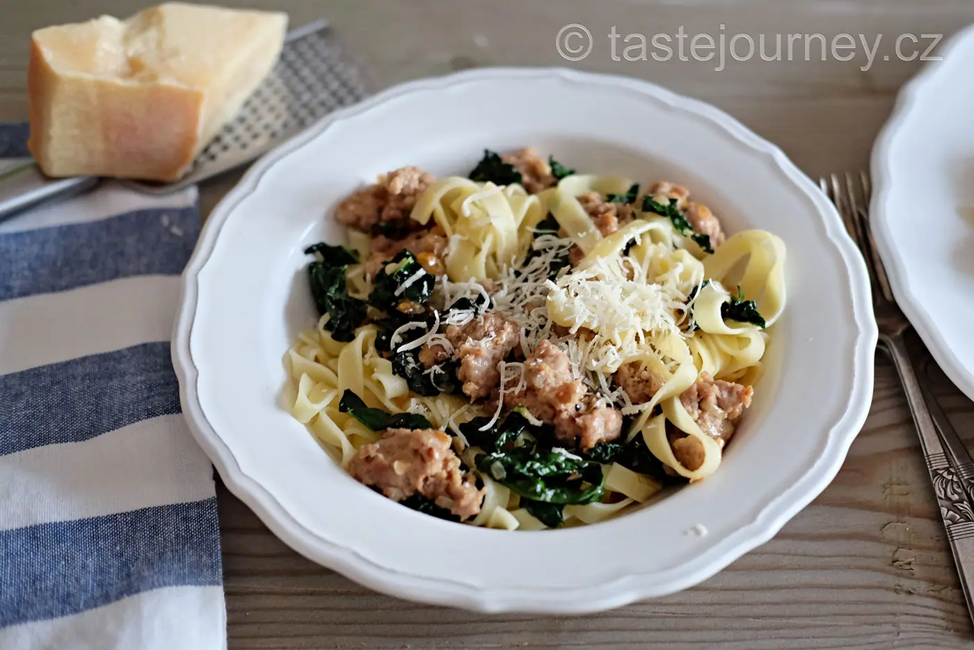 Kadeřávek patří k těstovinám! Tagliatelle s pikantním vepřovým ragú a parmazánem – fotografie 2
