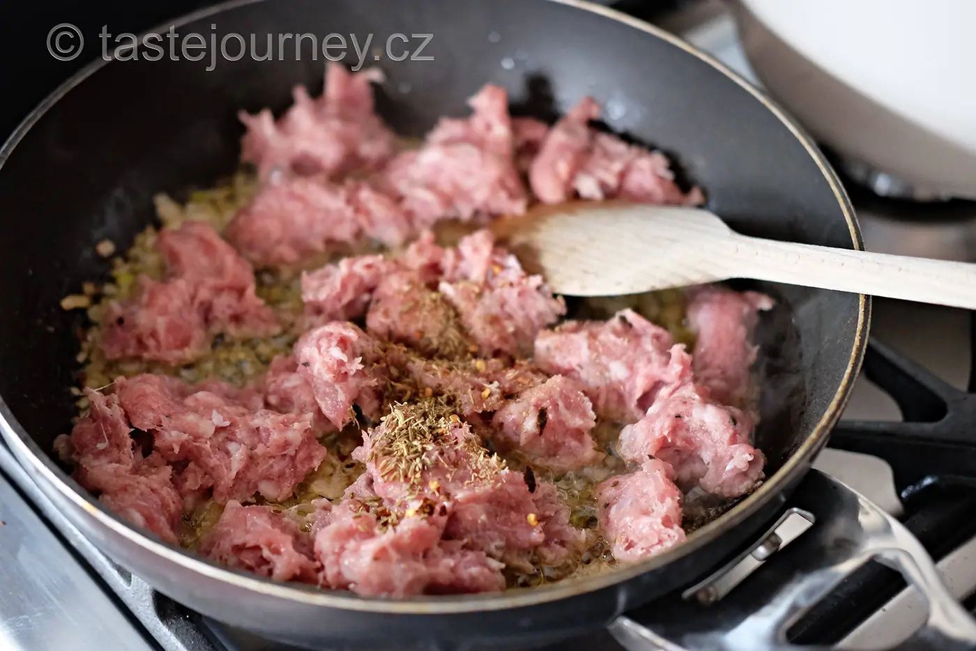 Kadeřávek patří k těstovinám! Tagliatelle s pikantním vepřovým ragú a parmazánem – fotografie 3