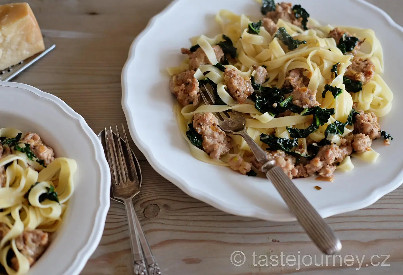 Kadeřávek patří k těstovinám! Tagliatelle s pikantním vepřovým ragú a parmazánem – fotografie 6
