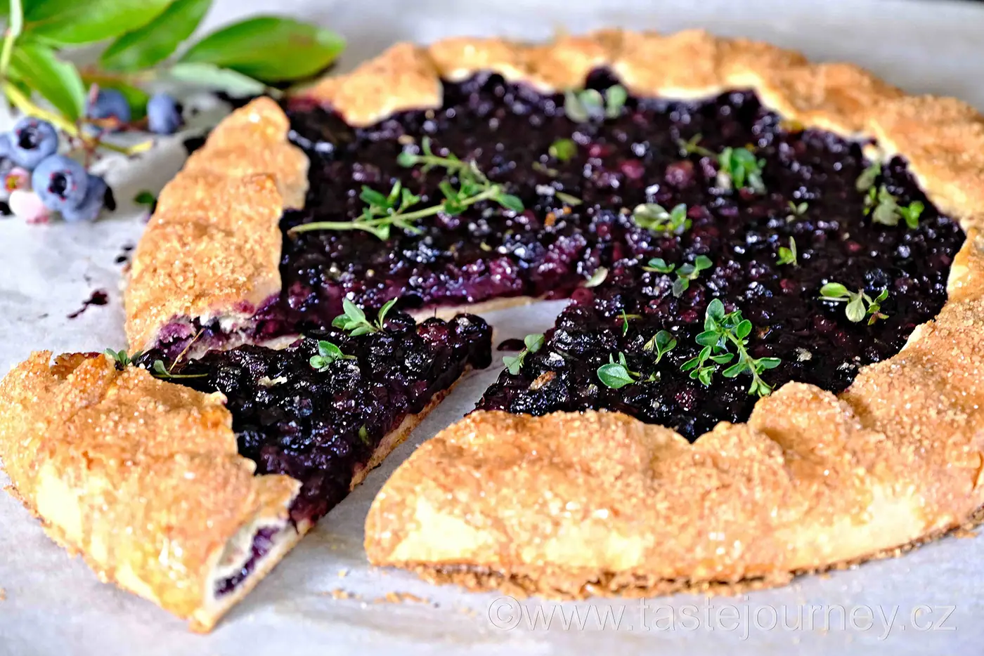 Koláč bez formy – galette s borůvkami a tymiánem