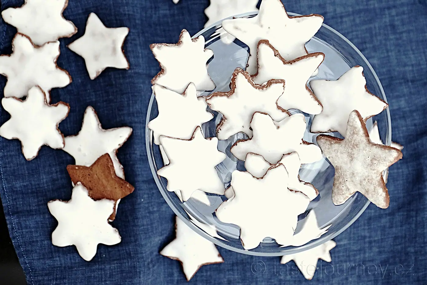 Lebkuchen – tradiční zasněžené kořeněné perníčky – fotografie 2