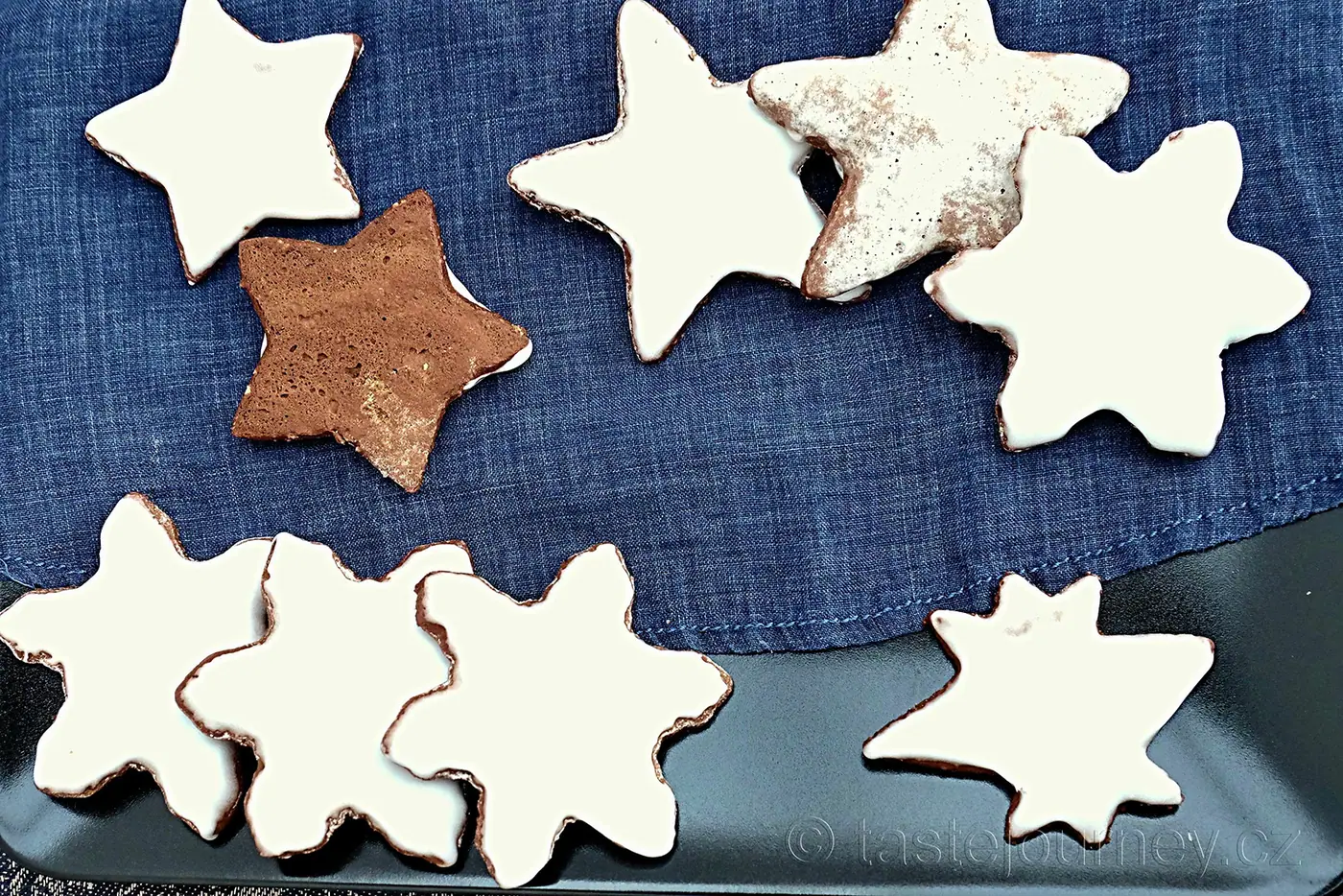 Lebkuchen – tradiční zasněžené kořeněné perníčky – fotografie 3