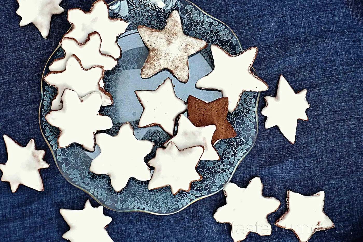 Lebkuchen – tradiční zasněžené kořeněné perníčky – fotografie 4