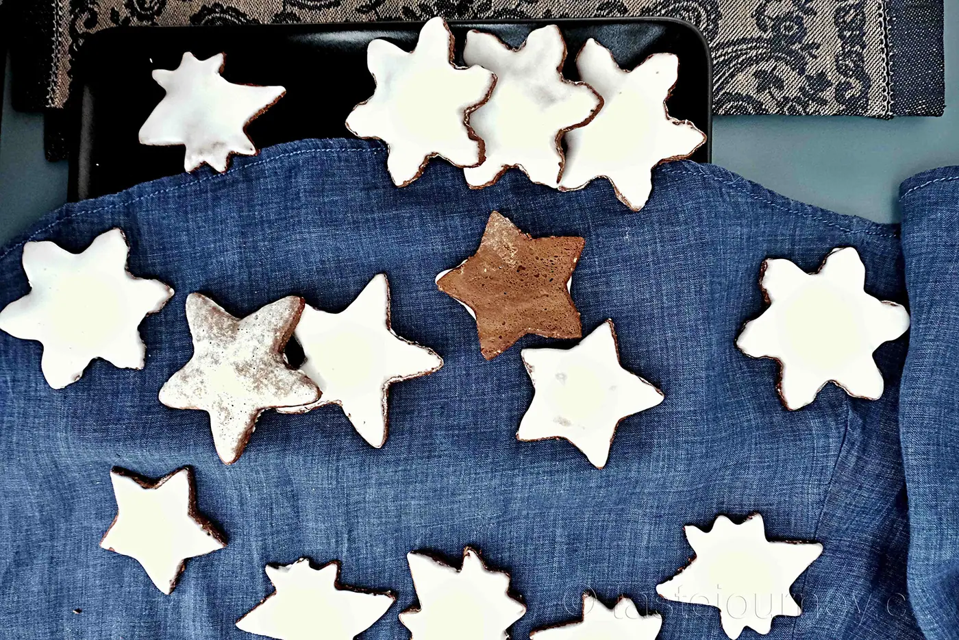 Lebkuchen – tradiční zasněžené kořeněné perníčky – fotografie 5