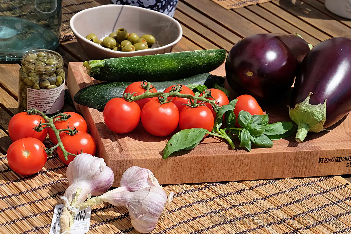 Lilkový předkrm lahodných chutí s cuketou a rajčaty – to je sicilská Caponata! – fotografie 2