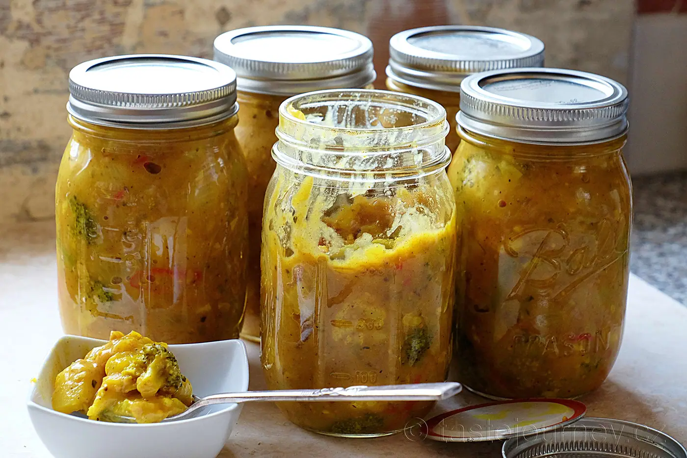 Půvabný název a pikantní chuť – to je piccalilli. Britská nakládaná zelenina s kurkumou a hořčicí