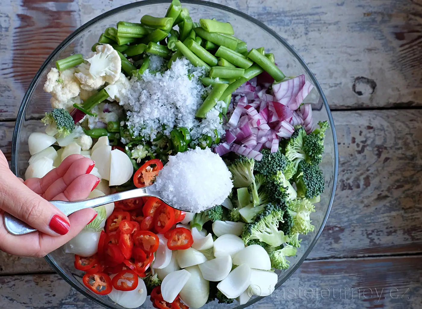 Půvabný název a pikantní chuť – to je piccalilli. Britská nakládaná zelenina s kurkumou a hořčicí – fotografie 3