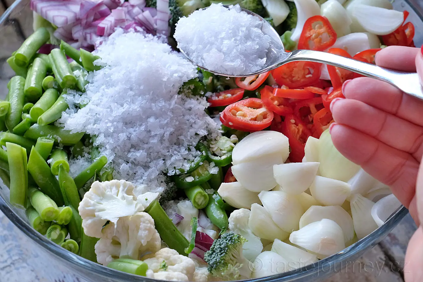 Půvabný název a pikantní chuť – to je piccalilli. Britská nakládaná zelenina s kurkumou a hořčicí – fotografie 4