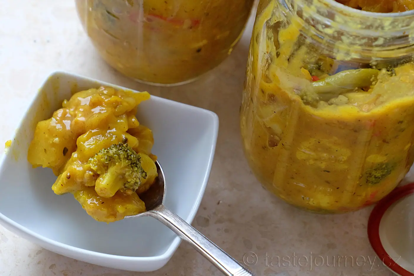 Půvabný název a pikantní chuť – to je piccalilli. Britská nakládaná zelenina s kurkumou a hořčicí – fotografie 6