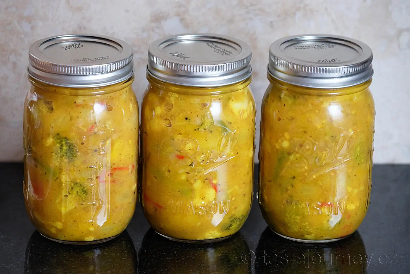 Půvabný název a pikantní chuť – to je piccalilli. Britská nakládaná zelenina s kurkumou a hořčicí – fotografie 8