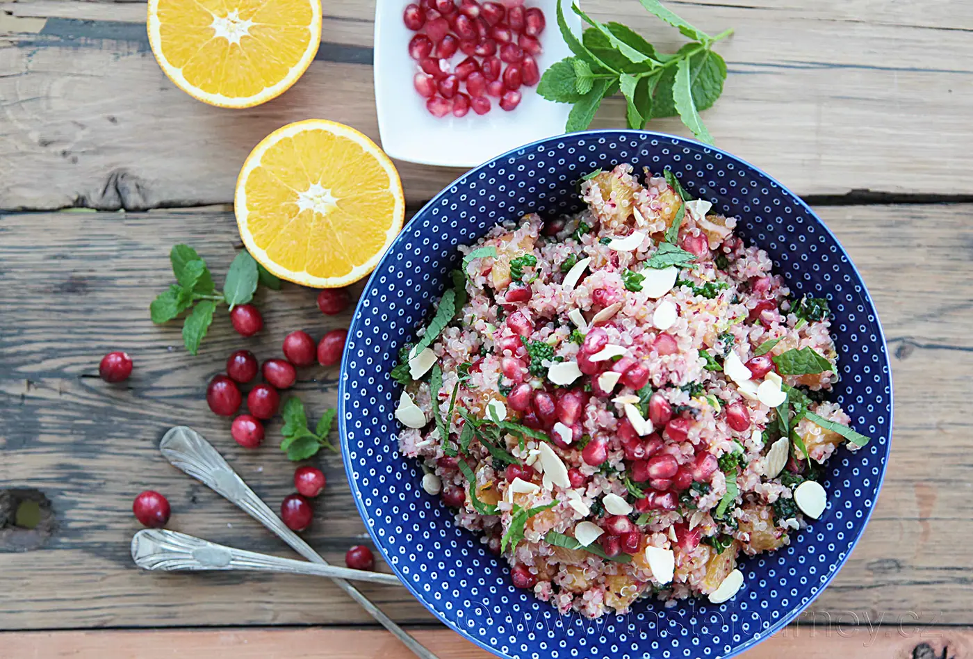 Quinoa je vynikající superpotravinou. Vyzkoušejte salát s pomerančem, granátovým jablkem a brusinkami