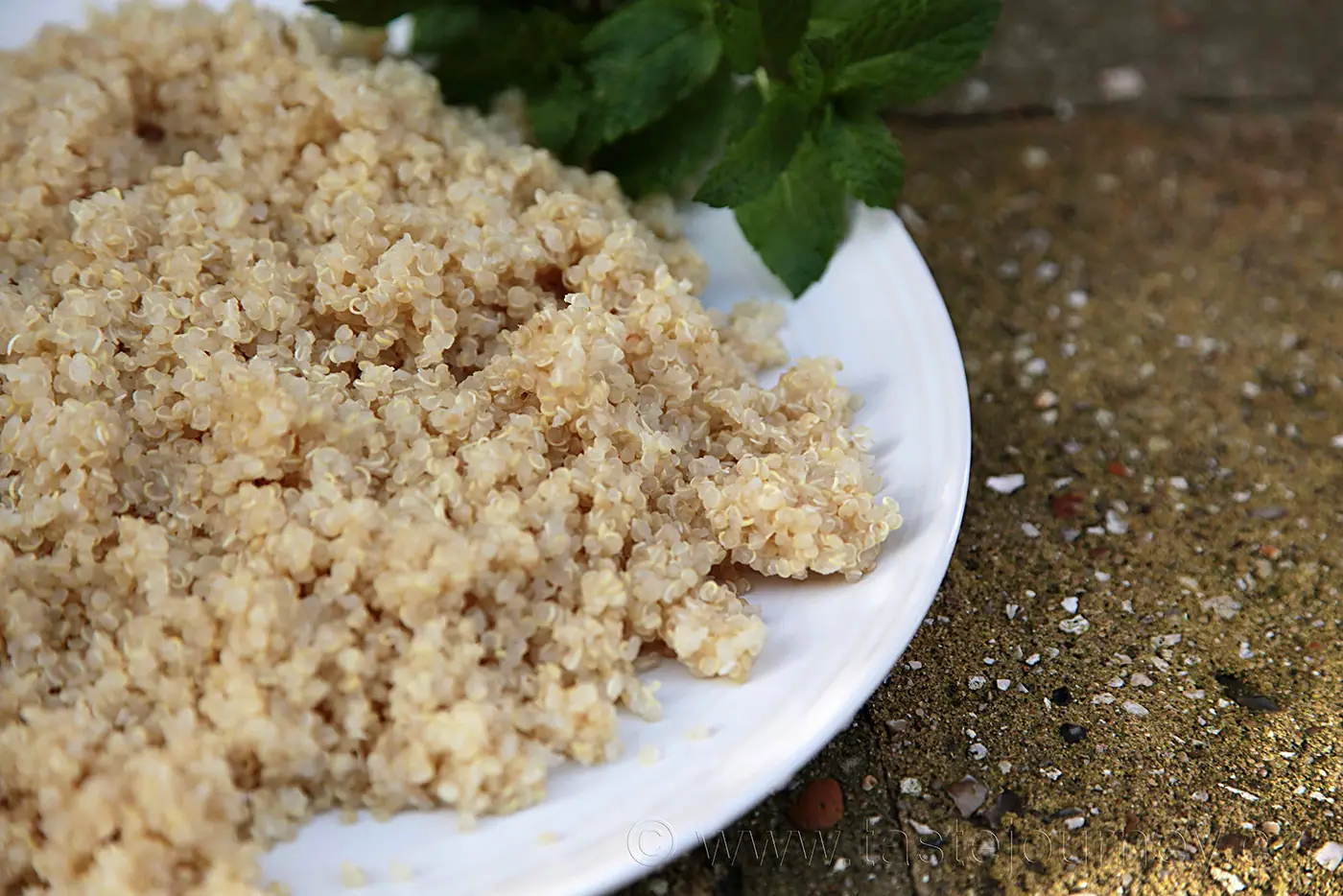 Quinoa je vynikající superpotravinou. Vyzkoušejte salát s pomerančem, granátovým jablkem a brusinkami – fotografie 5