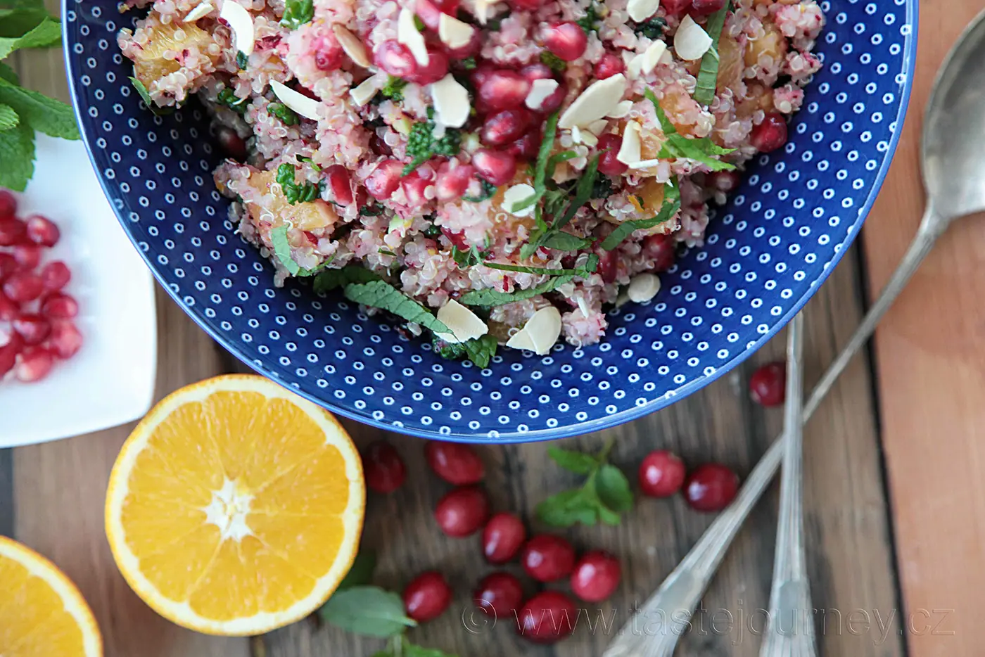 Quinoa je vynikající superpotravinou. Vyzkoušejte salát s pomerančem, granátovým jablkem a brusinkami – fotografie 6