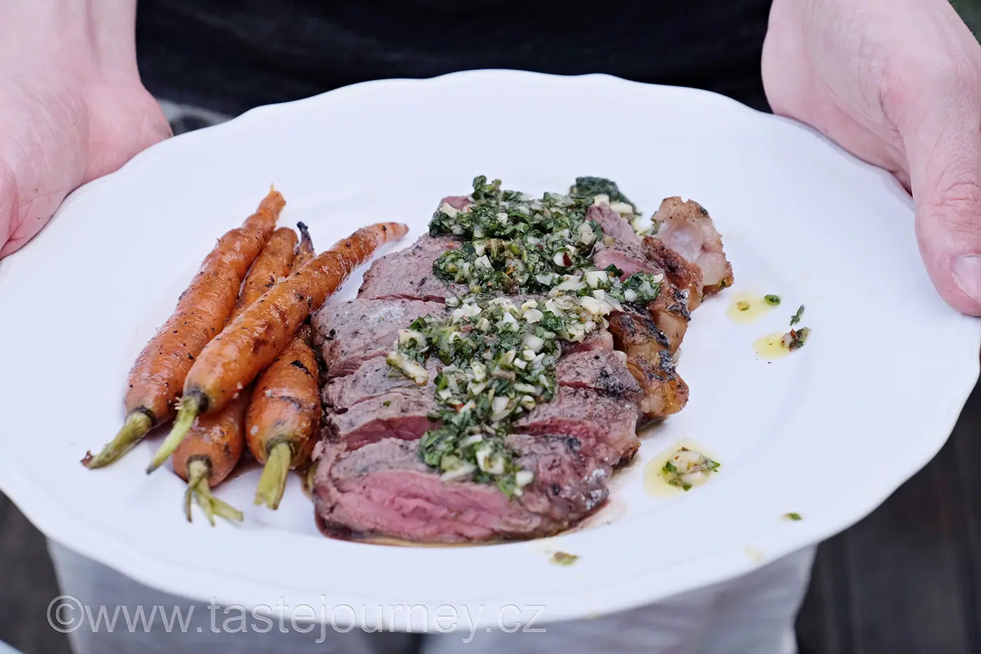 Rozpalte gril. Steak na uhlí s mrkvičkami, omáčkou chimichurri a bylinkami