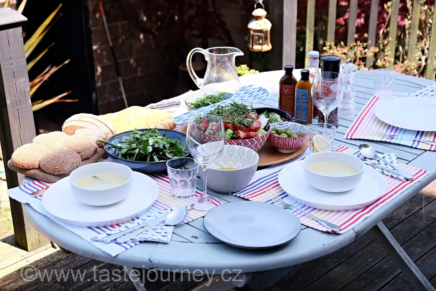 Rozpalte gril. Steak na uhlí s mrkvičkami, omáčkou chimichurri a bylinkami – fotografie 2