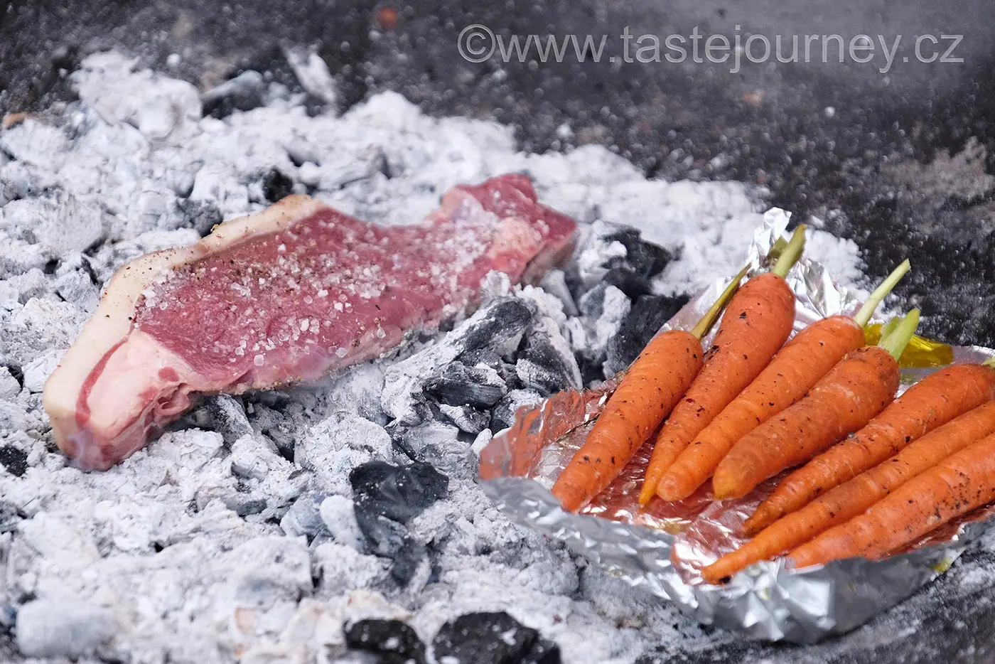 Rozpalte gril. Steak na uhlí s mrkvičkami, omáčkou chimichurri a bylinkami – fotografie 3