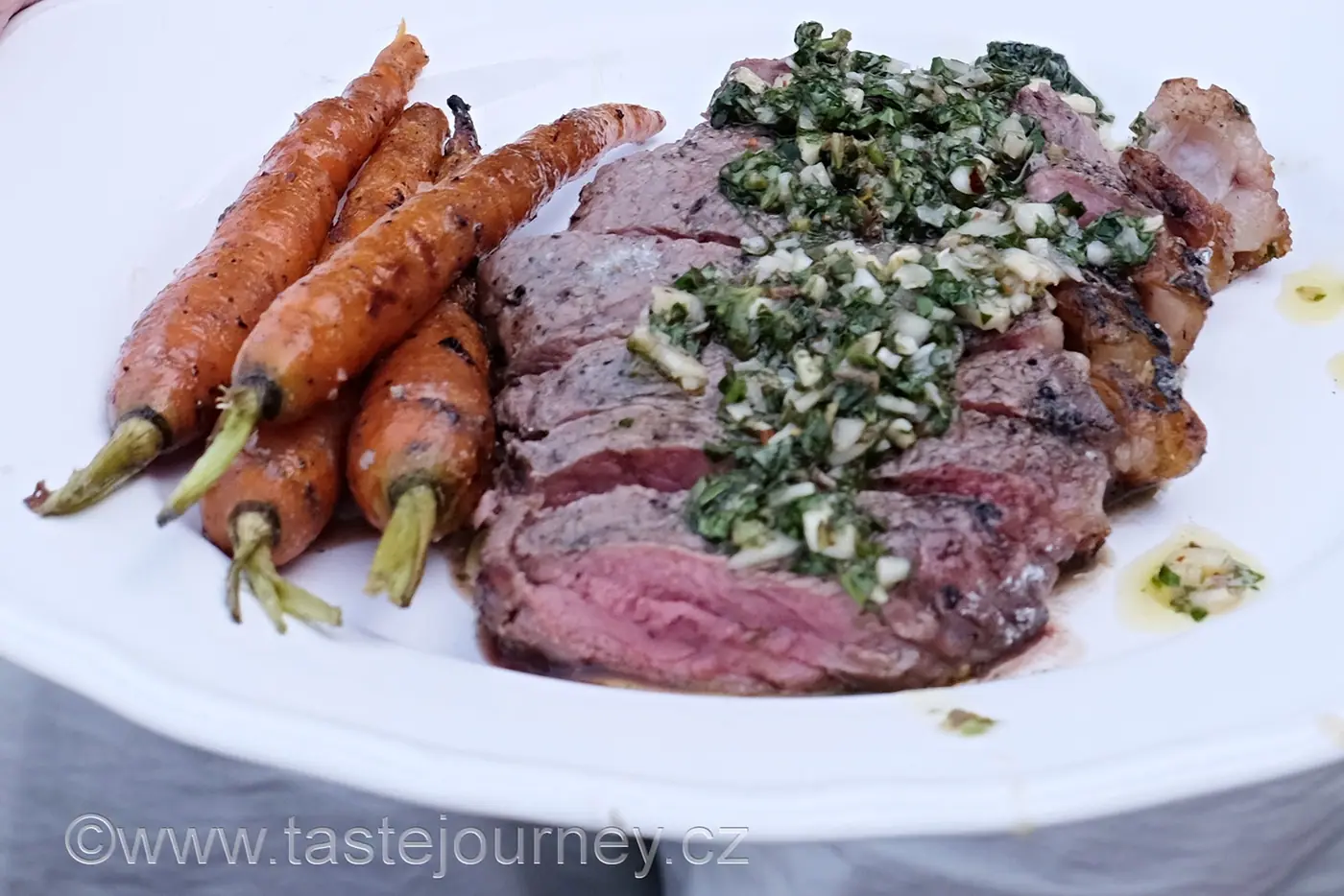 Rozpalte gril. Steak na uhlí s mrkvičkami, omáčkou chimichurri a bylinkami – fotografie 4
