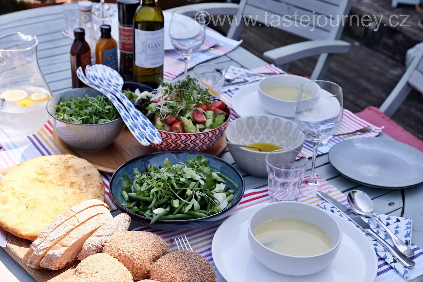 Rozpalte gril. Steak na uhlí s mrkvičkami, omáčkou chimichurri a bylinkami – fotografie 5