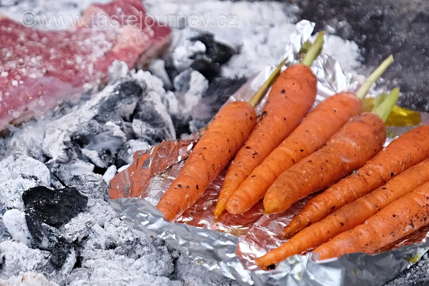 Rozpalte gril. Steak na uhlí s mrkvičkami, omáčkou chimichurri a bylinkami – fotografie 7