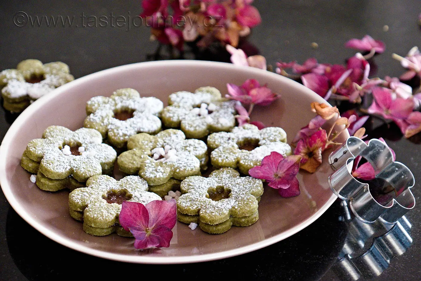 Vánoční cukroví se letos převléká do zelené. Se směsí z čaje matcha