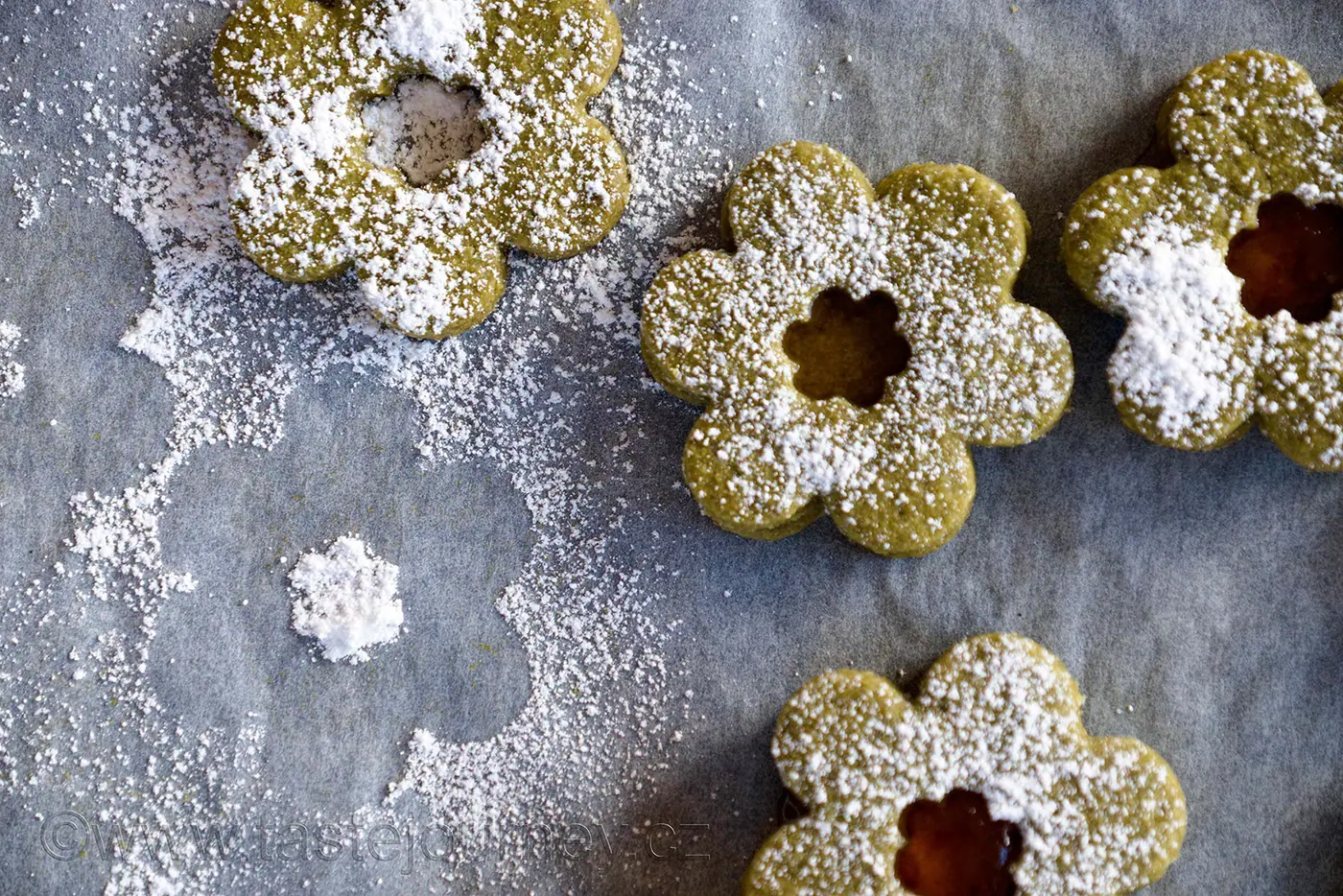 Vánoční cukroví se letos převléká do zelené. Se směsí z čaje matcha – fotografie 8