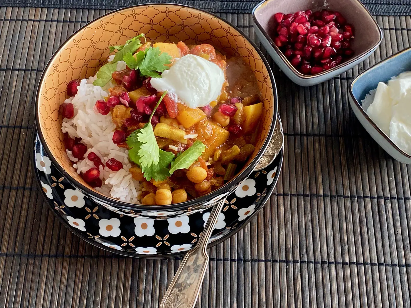Vegetariánské voňavé kari s máslovou dýní a cizrnou. Prohřeje tělo i duši