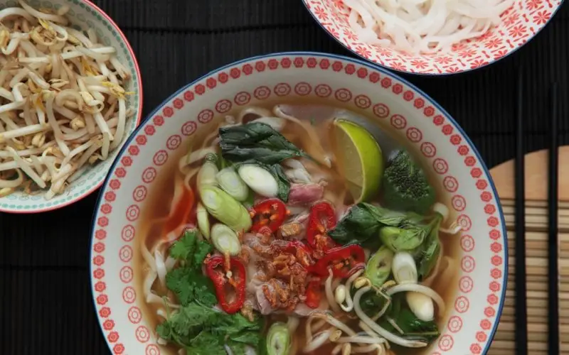 Vietnamská pho polévka s hovězími plátky – fotografie 2
