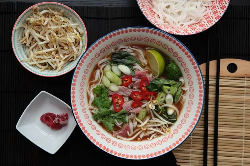 Vietnamská pho polévka s hovězími plátky – fotografie 3