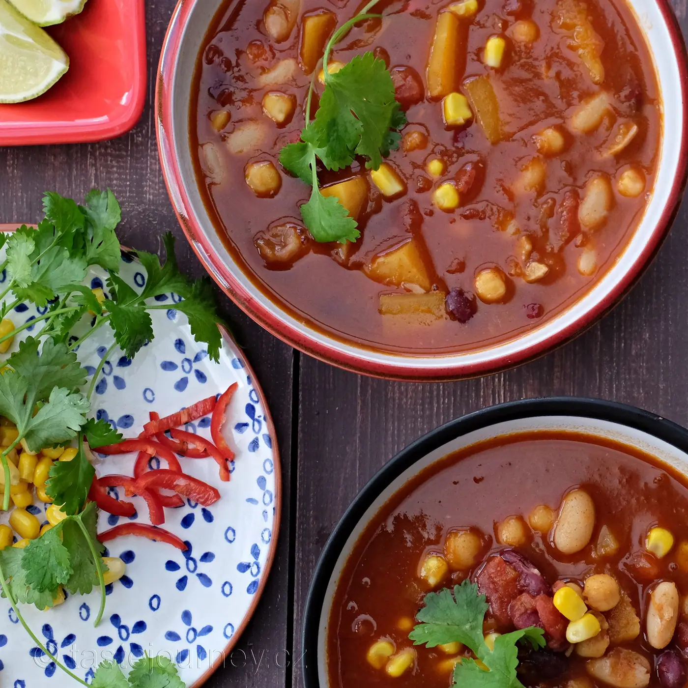 Zahřejte se vegetariánským chilli. S fazolemi, cizrnou a dýní